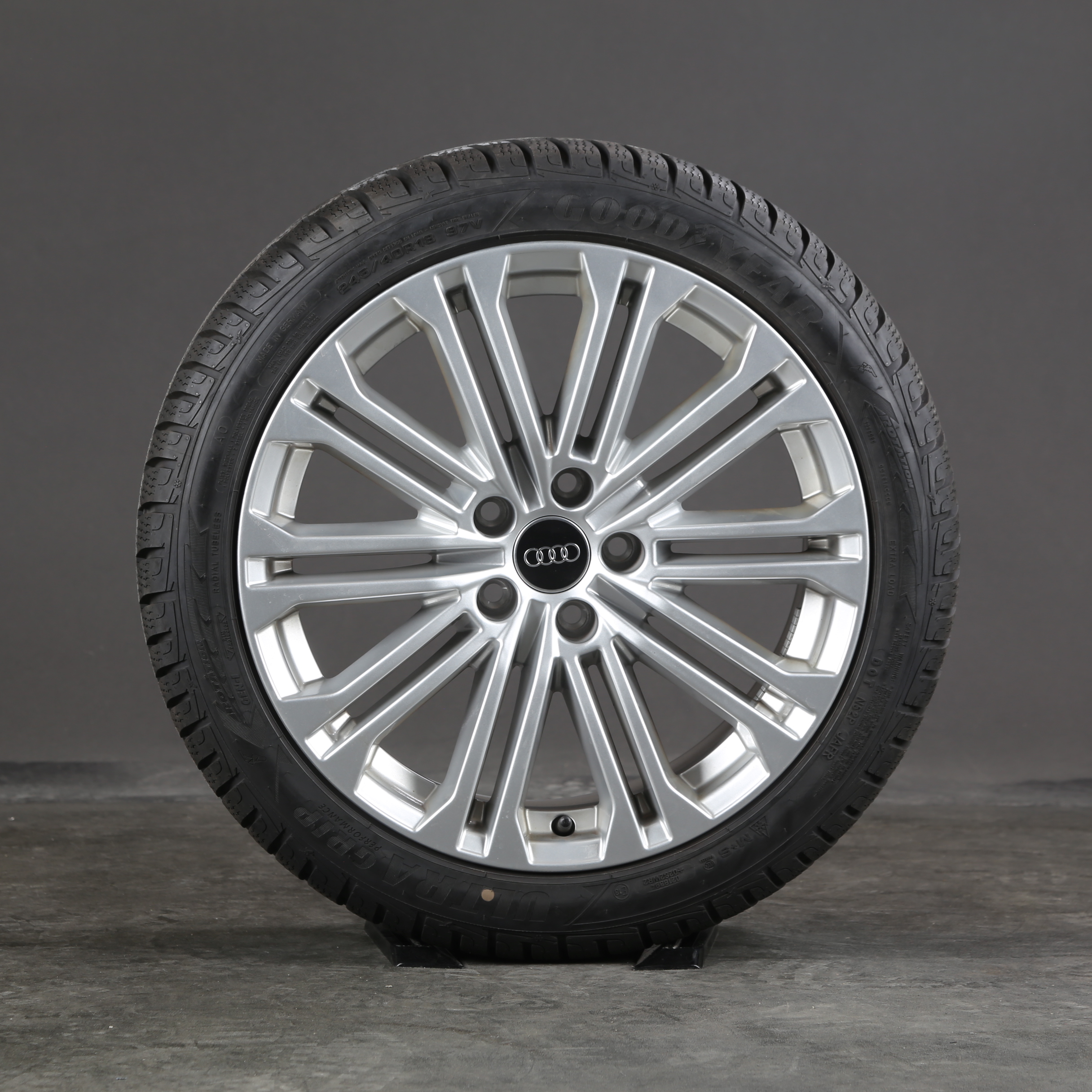 18 pouces pneus d'hiver d'origine Audi A5 S5 F5 8W0601025EE roues d'hiver