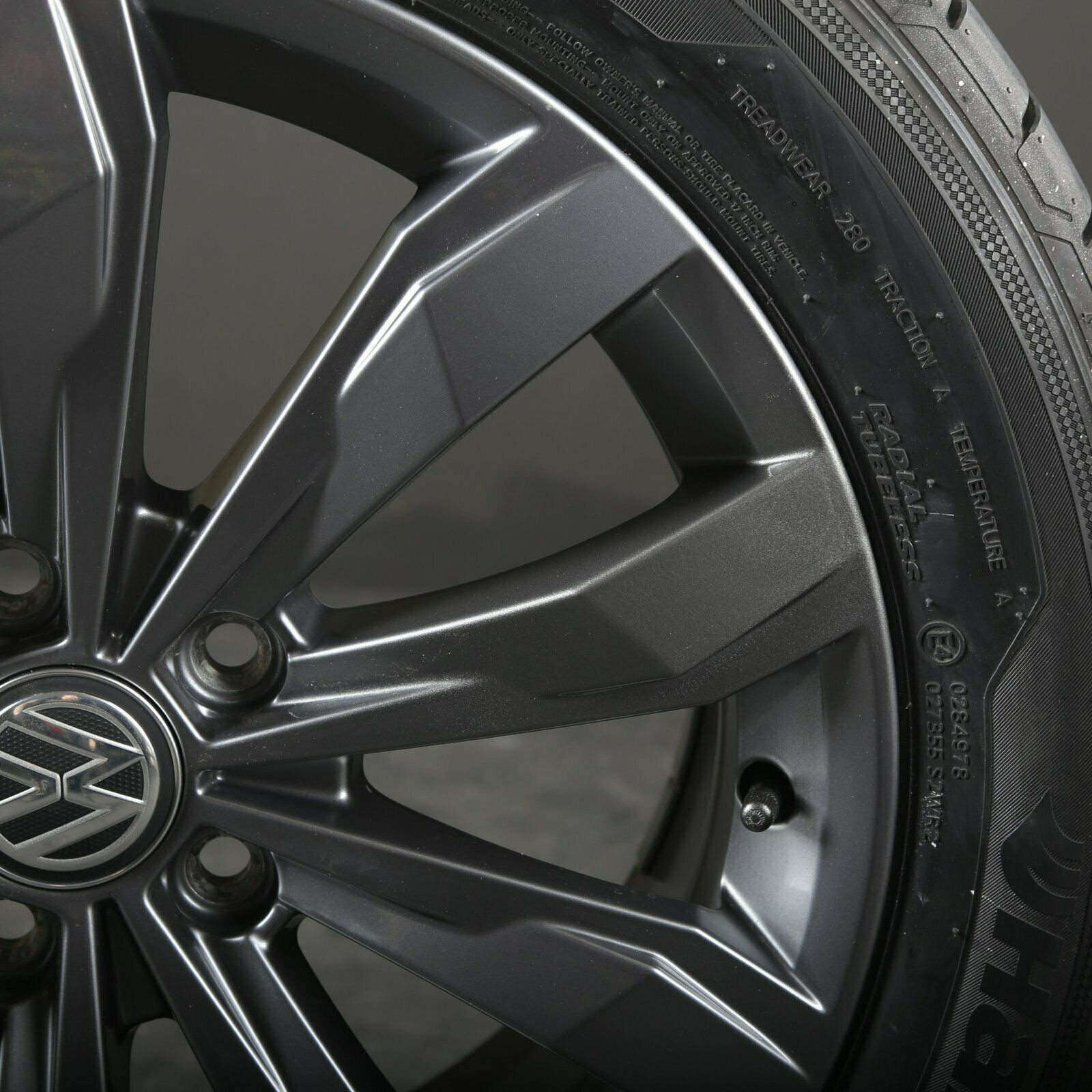 Becquet noir brillant Volkswagen T-Roc 17+