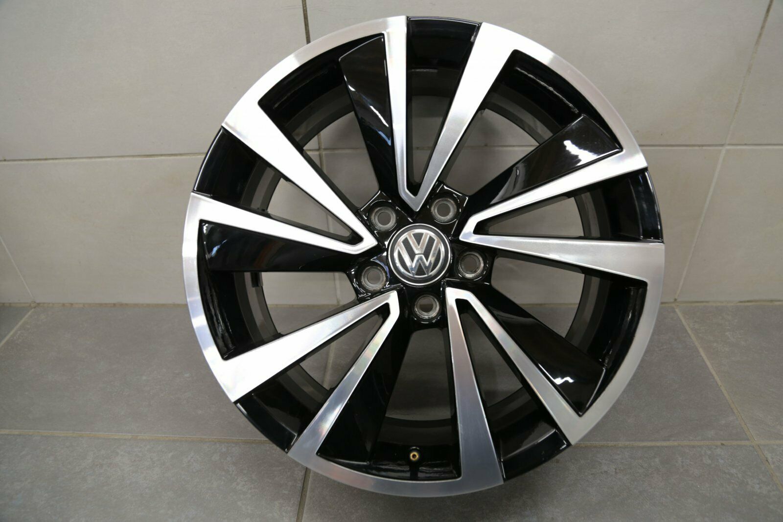 18 inch VW T-Roc A11 origineel aluminium wiel Tomahawk 2GG601025C 7J x 18 ET 45